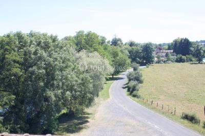 Salle de bain publique avec lavabos en inox, carrelage bleu et blanc, et portes de cabines fermées.