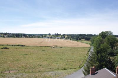 Salle de bain publique avec lavabos en inox, carrelage bleu et blanc, et portes de cabines fermées.