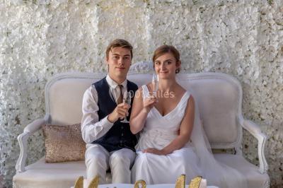 Salle de restaurant avec buffet circulaire, décorations lumineuses et grandes baies vitrées donnant sur un espace vert.