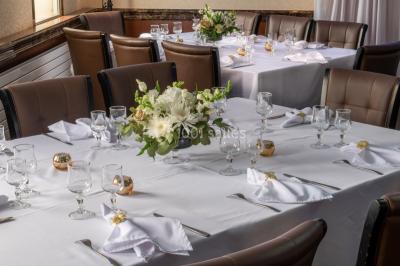 Salle de restaurant avec buffet circulaire, décorations lumineuses et grandes baies vitrées donnant sur un espace vert.