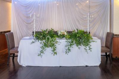 Salle de restaurant avec buffet circulaire, décorations lumineuses et grandes baies vitrées donnant sur un espace vert.