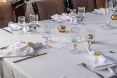 Salle de restaurant avec buffet circulaire, décorations lumineuses et grandes baies vitrées donnant sur un espace vert.