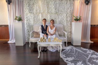Salle de restaurant avec buffet circulaire, décorations lumineuses et grandes baies vitrées donnant sur un espace vert.