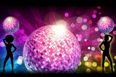 Flammes vives s'élevant d'un feu de bois sous une grille métallique, entourées de pierres sombres.