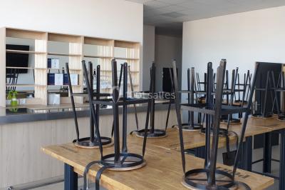 Panneau indiquant ’Salle polyvalente de la Cassadote’ avec un numéro pour renseignements et réservations.