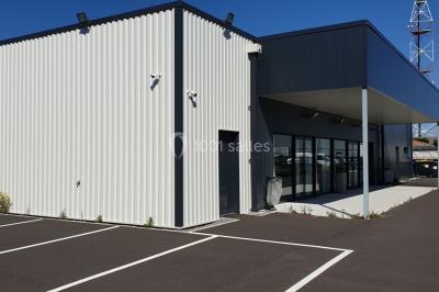 Panneau indiquant ’Salle polyvalente de la Cassadote’ avec un numéro pour renseignements et réservations.