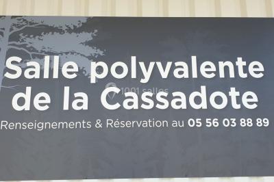 Panneau indiquant ’Salle polyvalente de la Cassadote’ avec un numéro pour renseignements et réservations.