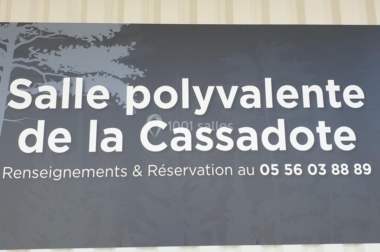 Panneau indiquant ’Salle polyvalente de la Cassadote’ avec un numéro pour renseignements et réservations.
