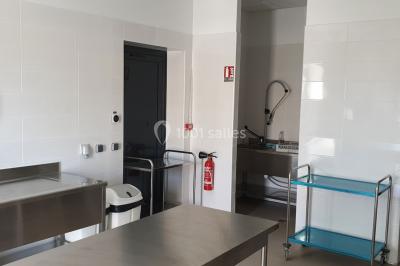 Panneau indiquant ’Salle polyvalente de la Cassadote’ avec un numéro pour renseignements et réservations.