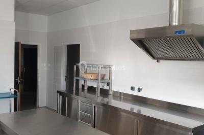 Panneau indiquant ’Salle polyvalente de la Cassadote’ avec un numéro pour renseignements et réservations.