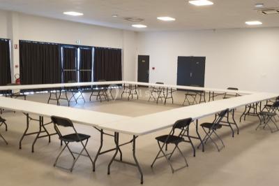 Panneau indiquant ’Salle polyvalente de la Cassadote’ avec un numéro pour renseignements et réservations.