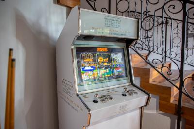 Un hélicoptère posé sur une pelouse, entouré d'arbres et de bâtiments en arrière-plan.