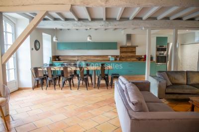 Un hélicoptère posé sur une pelouse, entouré d'arbres et de bâtiments en arrière-plan.