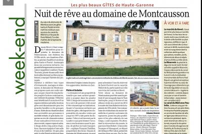 Un hélicoptère posé sur une pelouse, entouré d'arbres et de bâtiments en arrière-plan.