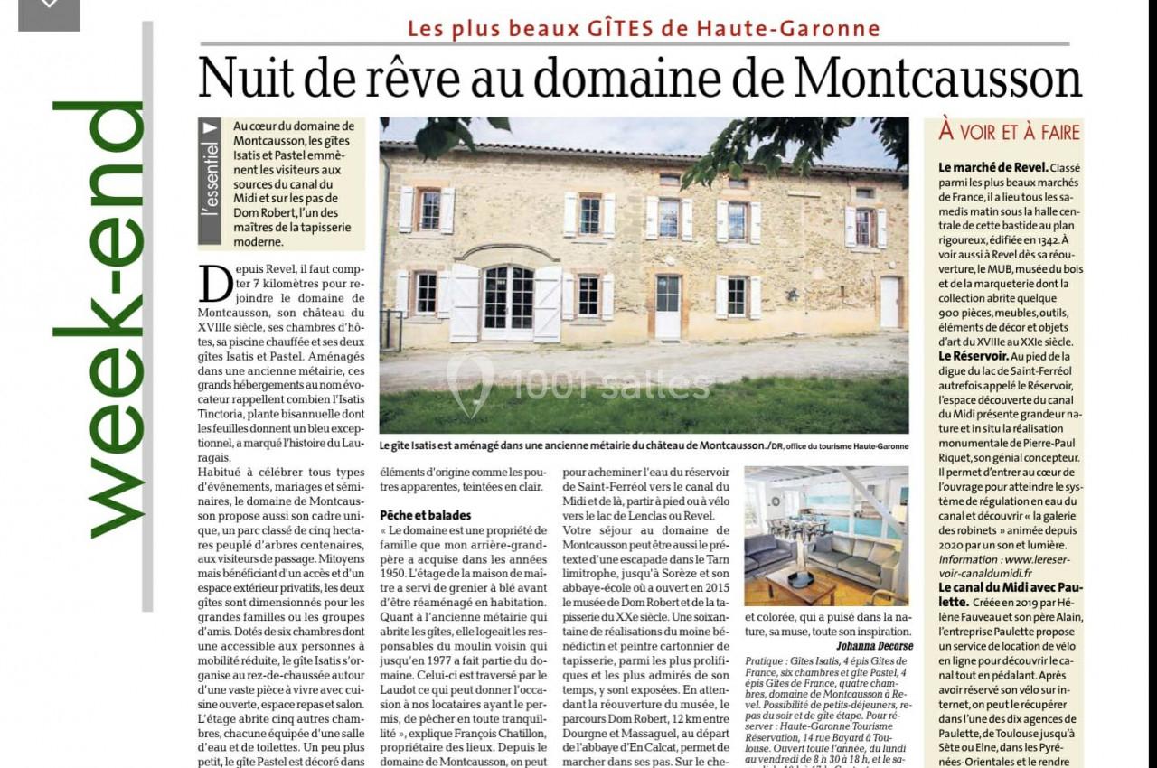 Une maison en pierre avec des volets bleus entourée de verdure, illustrant un gîte rural en Haute-Garonne.