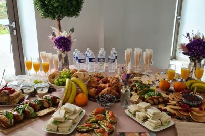 Un hélicoptère posé sur une pelouse, entouré d'arbres et de bâtiments en arrière-plan.