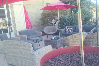 Un hélicoptère posé sur une pelouse, entouré d'arbres et de bâtiments en arrière-plan.