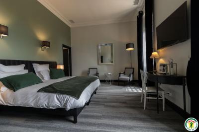 Un hélicoptère posé sur une pelouse, entouré d'arbres et de bâtiments en arrière-plan.