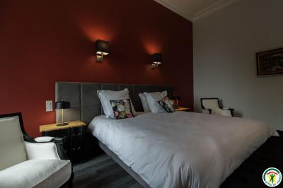 Un hélicoptère posé sur une pelouse, entouré d'arbres et de bâtiments en arrière-plan.