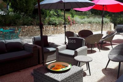 Un hélicoptère posé sur une pelouse, entouré d'arbres et de bâtiments en arrière-plan.