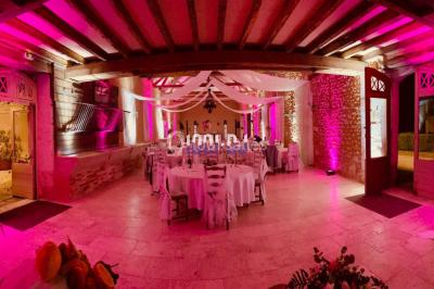 Installation de matériel de sonorisation et d'éclairage sous une tente, avec une table de mixage et des projecteurs.