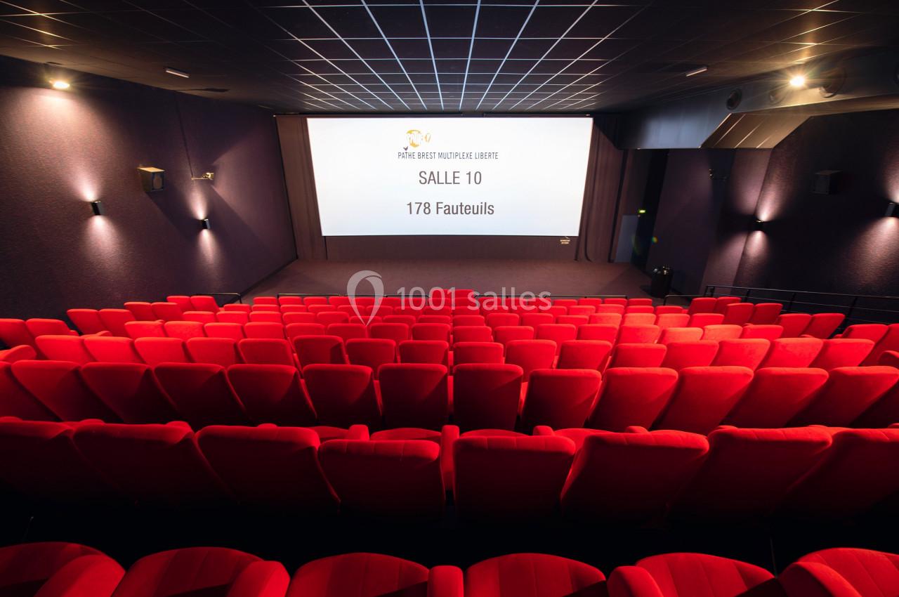 Salle de cinéma avec 178 fauteuils rouges, écran blanc affichant des informations sur la salle.