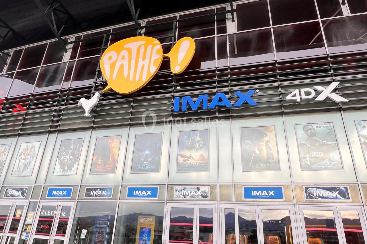 Façade d'un cinéma Pathé avec enseignes IMAX et 4DX, affiches de films visibles sur les vitrines.