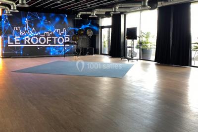 Miniature Location salle Champigny-sur-Marne (Val-de-Marne) - Le Rooftop #5 Cuisine professionnelle avec équipements en inox, incluant un réfrigérateur, des étagères et un plan de travail.