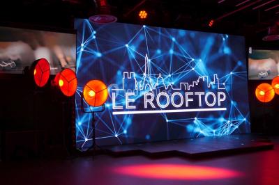 Miniature Location salle Champigny-sur-Marne (Val-de-Marne) - Le Rooftop #9 Cuisine professionnelle avec équipements en inox, incluant un réfrigérateur, des étagères et un plan de travail.