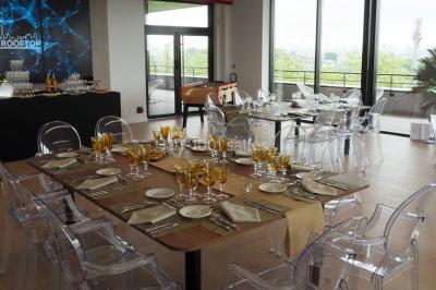 Miniature Location salle Champigny-sur-Marne (Val-de-Marne) - Le Rooftop #4 Cuisine professionnelle avec équipements en inox, incluant un réfrigérateur, des étagères et un plan de travail.