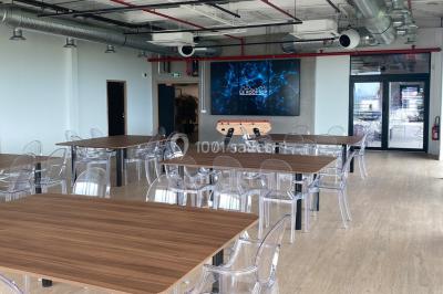 Miniature Location salle Champigny-sur-Marne (Val-de-Marne) - Le Rooftop #13 Cuisine professionnelle avec équipements en inox, incluant un réfrigérateur, des étagères et un plan de travail.