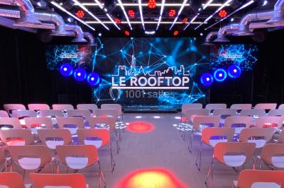 Miniature Location salle Champigny-sur-Marne (Val-de-Marne) - Le Rooftop #16 Cuisine professionnelle avec équipements en inox, incluant un réfrigérateur, des étagères et un plan de travail.