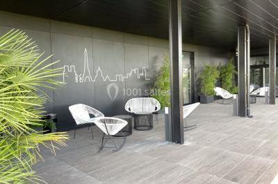 Miniature Location salle Champigny-sur-Marne (Val-de-Marne) - Le Rooftop #15 Cuisine professionnelle avec équipements en inox, incluant un réfrigérateur, des étagères et un plan de travail.