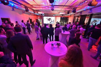 Miniature Location salle Champigny-sur-Marne (Val-de-Marne) - Le Rooftop #3 Cuisine professionnelle avec équipements en inox, incluant un réfrigérateur, des étagères et un plan de travail.