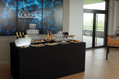 Terrasse moderne avec mobilier en rotin, plantes en pot et fresque murale représentant une skyline urbaine.