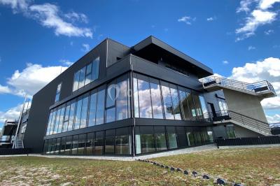 Terrasse moderne avec mobilier en rotin, plantes en pot et fresque murale représentant une skyline urbaine.