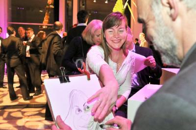 Miniature ArScénique #10 Homme sur une planche de surf simulant une vague géante gonflable dans un espace intérieur éclairé.