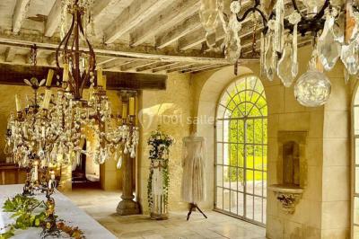 Statue en métal représentant un ange ailé allongé sur un décor ornemental aux détails sculptés.