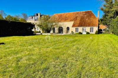 Statue en métal représentant un ange ailé allongé sur un décor ornemental aux détails sculptés.