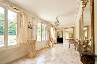 Statue en métal représentant un ange ailé allongé sur un décor ornemental aux détails sculptés.