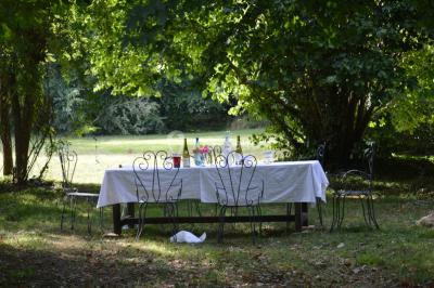 Statue en métal représentant un ange ailé allongé sur un décor ornemental aux détails sculptés.