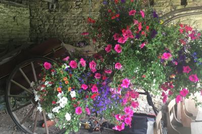 Statue en métal représentant un ange ailé allongé sur un décor ornemental aux détails sculptés.