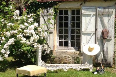 Statue en métal représentant un ange ailé allongé sur un décor ornemental aux détails sculptés.