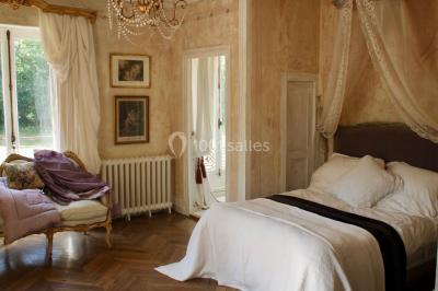 Statue en métal représentant un ange ailé allongé sur un décor ornemental aux détails sculptés.