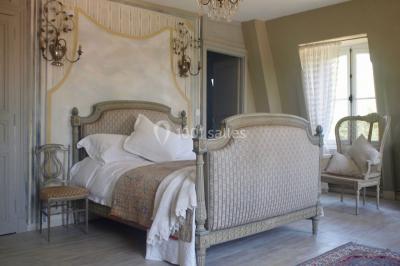 Statue en métal représentant un ange ailé allongé sur un décor ornemental aux détails sculptés.