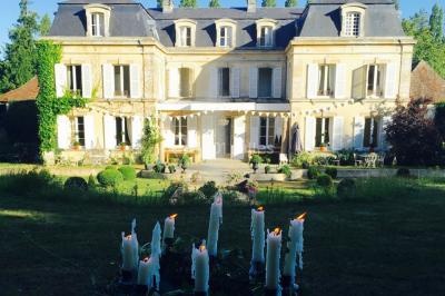 Statue en métal représentant un ange ailé allongé sur un décor ornemental aux détails sculptés.