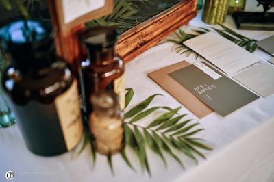 Salle de réception éclairée la nuit, avec des tables dressées visibles à travers les baies vitrées.