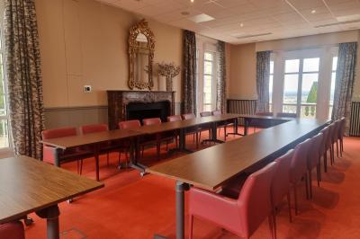 Coin cuisine moderne avec micro-ondes, cafetière, réfrigérateur, étagères en bois et horloge murale.