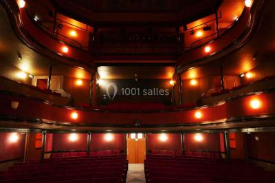 Plan architectural du rez-de-chaussée et de la scène du théâtre municipal de Châteaudun, avec annotations techniques.