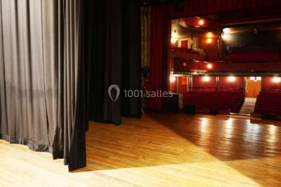 Plan architectural du rez-de-chaussée et de la scène du théâtre municipal de Châteaudun, avec annotations techniques.